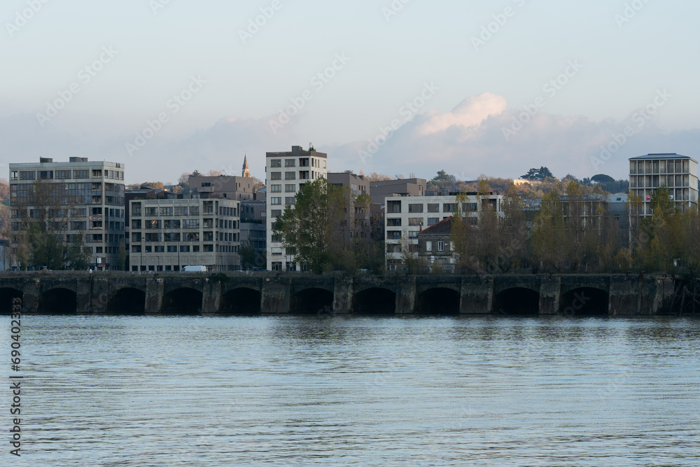 Obraz premium Cityscape of river and apartment buildings in Bordeaux in France.
