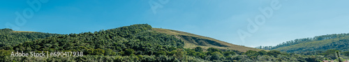 Uma linda panorâmica das montanhas brasileiras com as densas matas cheias de árvores photo