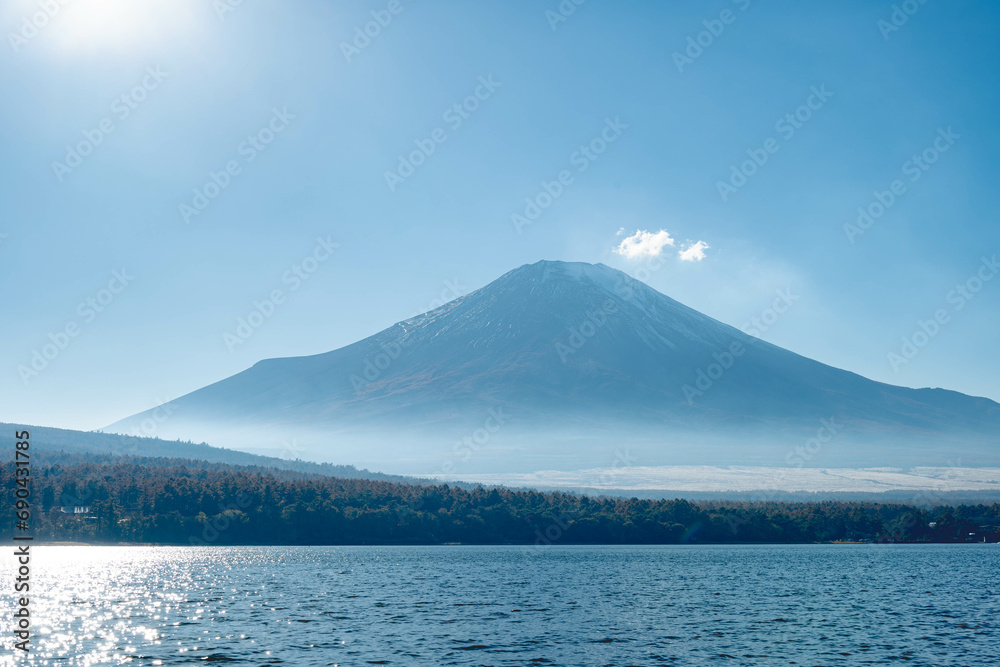 山中湖から見た晴れた空と富士山