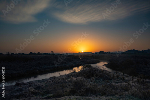河川からの日の出 ©  Aveyasuhiro 