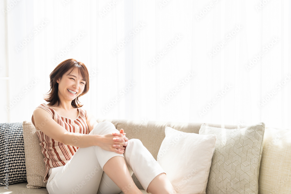 部屋でリラックスする若い女性 部屋でリラックスする若い女性