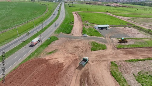 magem aérea de canteiro de obras com tratores e caminhões construindo loteamentos para um novo bairro na cidade de Paulínia, São Paulo. photo