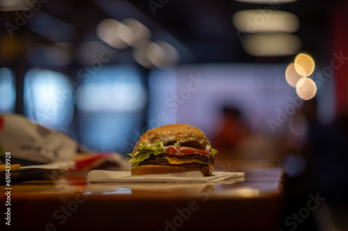 Toma lejana de una hamburguesa abandonada en medio de un restaurante de comida rápida