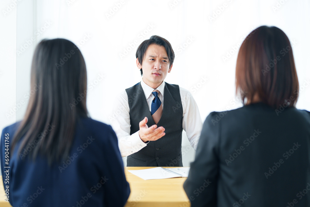 先生と面談をする親子 先生と面談をする親子