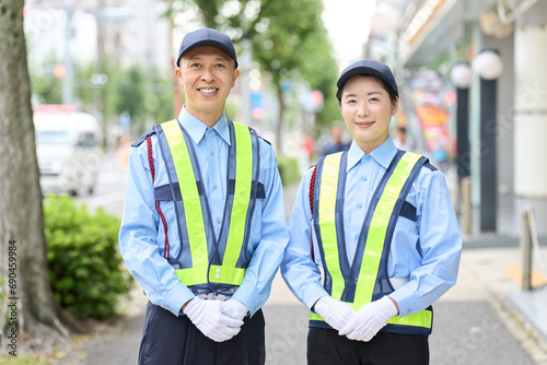 Canvastavla 警備員の仕事をするアジア人の男女