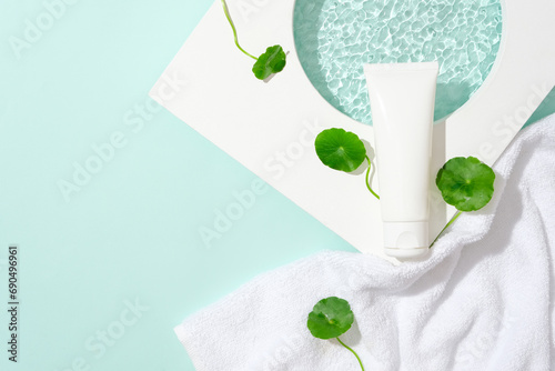 A cosmetic tube is placed on a platform, surrounded by pennywort leaves. Gotu kola helps reduce inflammation and redness caused by problems such as acne, skin infections, or skin irritation.
