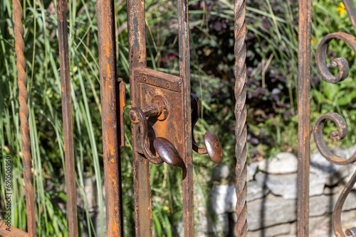 Rostiger Türgriff eines Gartentores  photo