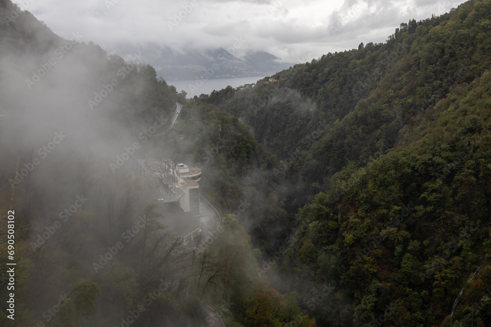 Fototapeta premium Staudamm im Verzasca Tal in der Schweiz