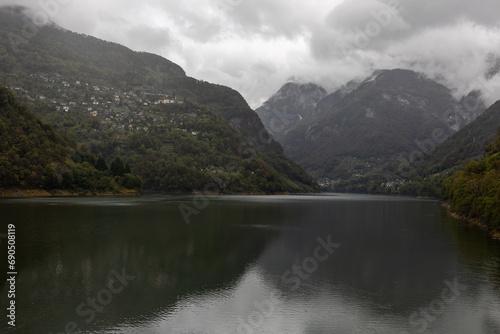 Stausee im Verzasca Tal in der Schweiz © parallel_dream