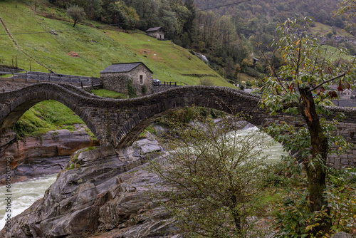 Ponte dei Salti im Verzasca Tal an einem regnerischen Tag