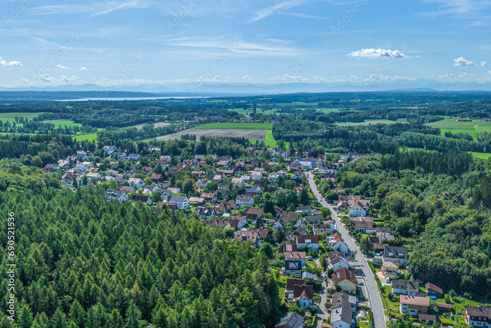 Geltendorf im westlichen Oberbayern im Luftbild, Blick über den Ort zum Ammersee und ins Alpenvorland