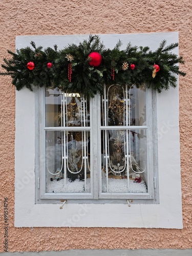 weihnachtsdekoration an einem fenster 