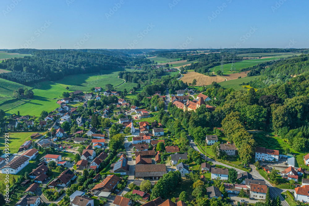 Ausblick auf Niederaichbach in Niederbayern mit dem markanten Schloss 