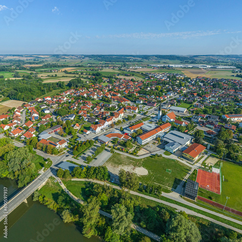 Ausblick auf die Gemeinde Niederaichbach im Landkreis Landshut in Niederbayern