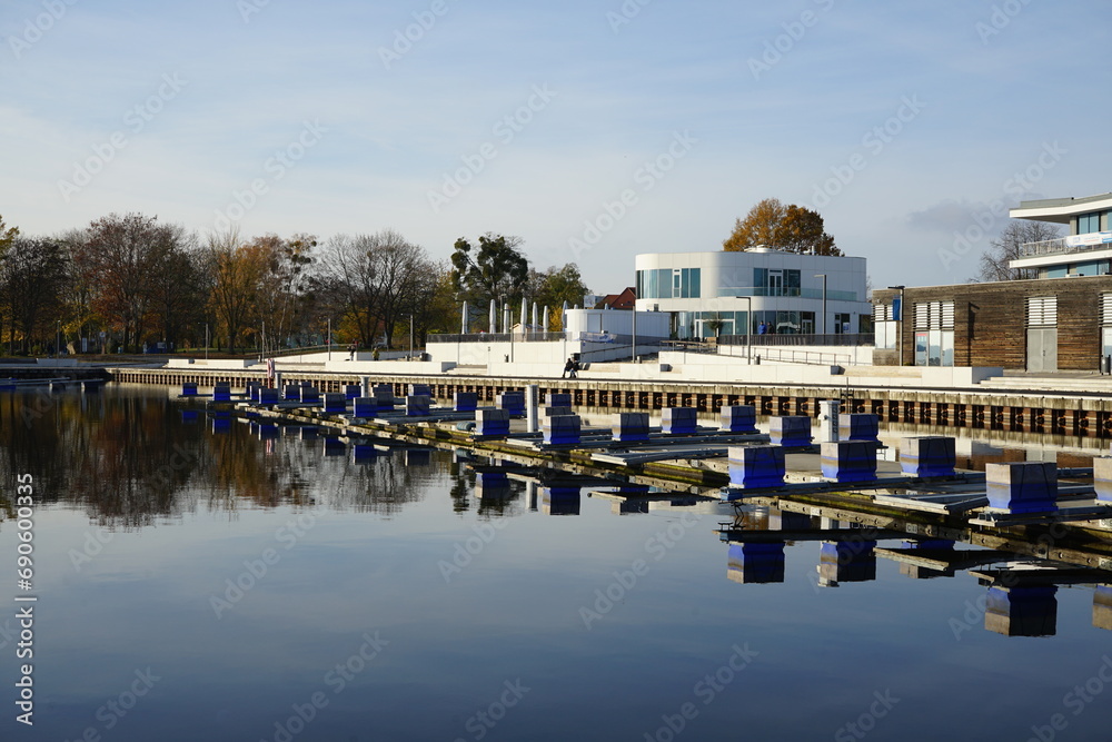 Blick in den neuen Stadthafen in der Stadt Senftenberg