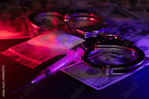 Fotografía Handcuffs, drug syringe and drug powder and money