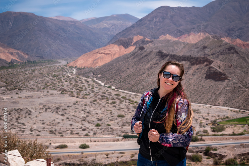 Fototapeta premium Mujer turista disfrutando de su viaje por la Provincia de Jujuy, en Argentina