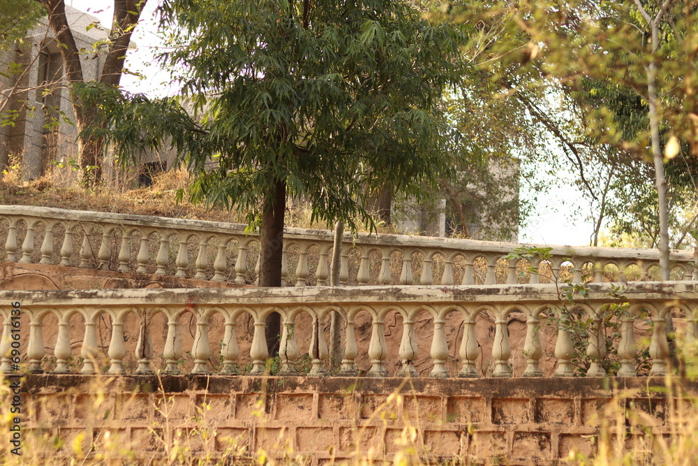 Obraz premium Long Indian style or Rajasthani railing in the middle of Chandrashekhar farm, bhondsi, farm house