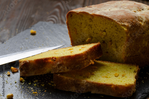 Obraz na płótnie Homemade cornbread loaf and slices on kitchen table w salonie