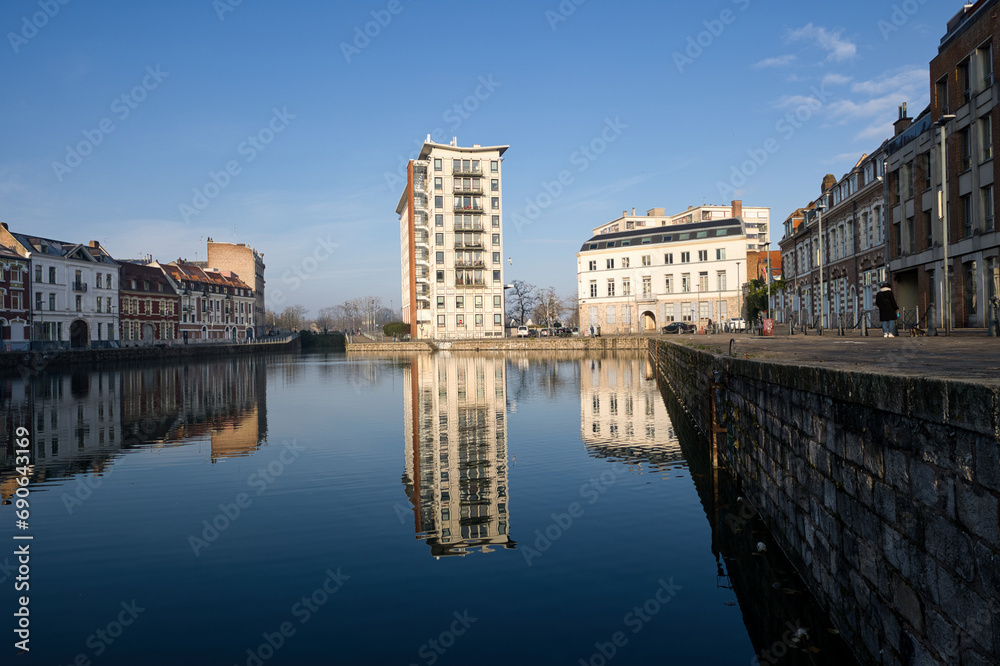 Obraz premium le quai du Wault a Lille qui se reflète dans l eau avec un jolie ciel bleu