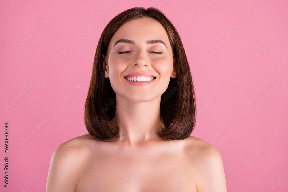 Photo of positive pretty girl enjoy peeling cleansing procedure in bath shower isolated over pastel color background Photo of positive pretty girl enjoy peeling cleansing procedure in bath shower isolated over pastel color background