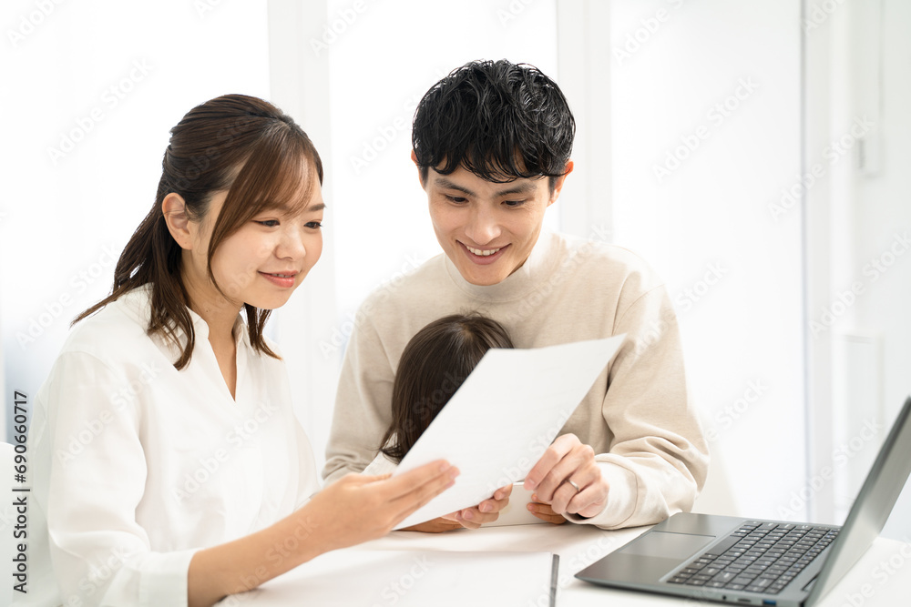 家族でファイナンスプランを考えるシーン