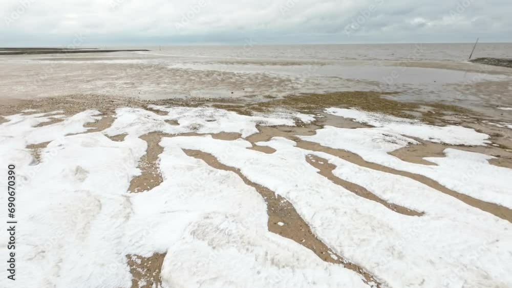 Winterstimmung mit Schnee und Eis an der Nordseeküste, Wattenmeer