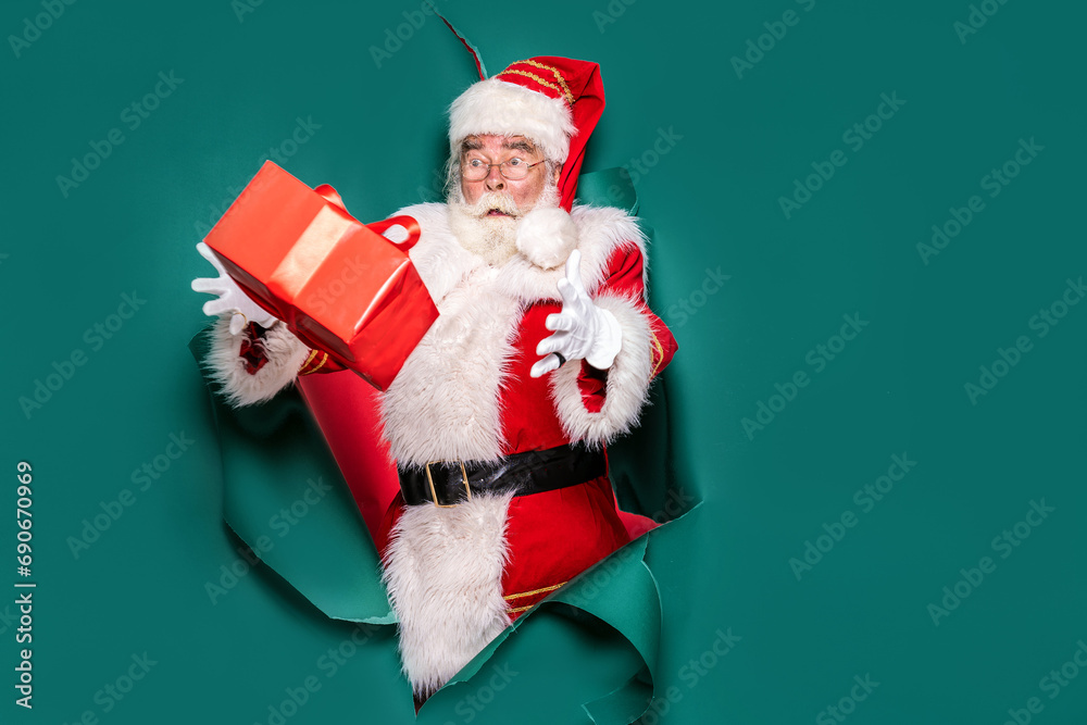 Naklejka premium Funny Santa Claus with Christmas gift.