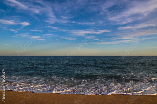 Canvas-taulu Vista del mar y la playa con luz de atardecer