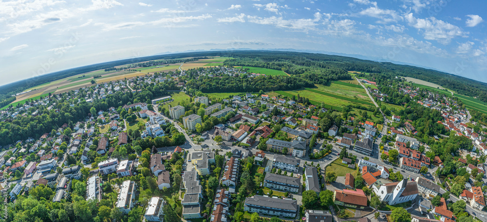 Fototapeta premium Panoramablick über Gauting im Landkreis Starnberg ins oberbayerische Alpenvorland