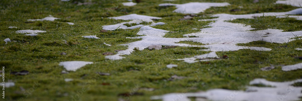 Warmer Schnee auf grünem Rasen als Beispiel für Erderwärmung. Web Banner Ziel Design. Hintergrundbild Header mit Freiraum. Warmer Schnee auf grünem Rasen als Beispiel für Erderwärmung. Web Banner Ziel Design. Hintergrundbild Header mit Freiraum.