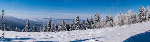 Panorama na Babią Górę ze szlaku na Turbacz - Gorce, zima