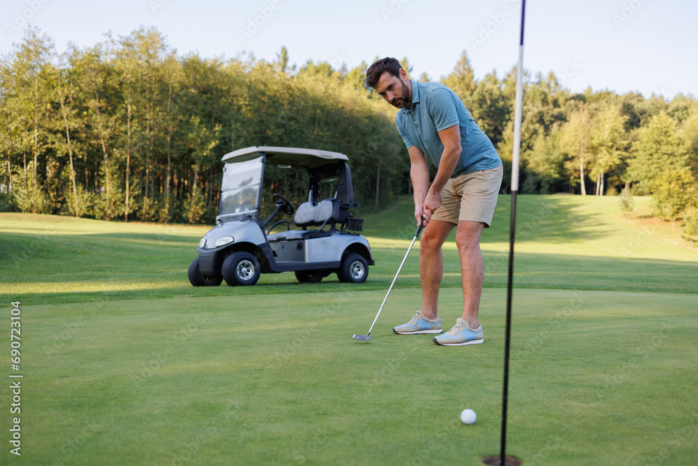 Fototapeta premium Golf Course Endgame: Player, Cart, and Last Hole