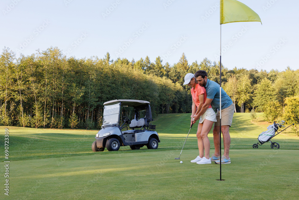 Obraz premium Golfing Affection: Last Hole Antics