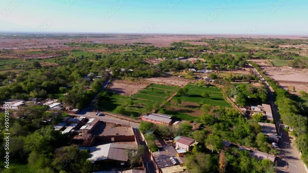 Imagem aérea de cidade cercada pelo deserto. 