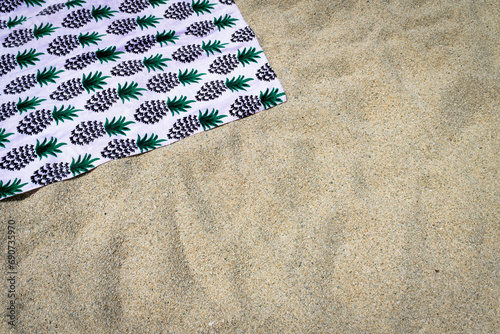 Sabbia e telo da mare in spiaggia photo