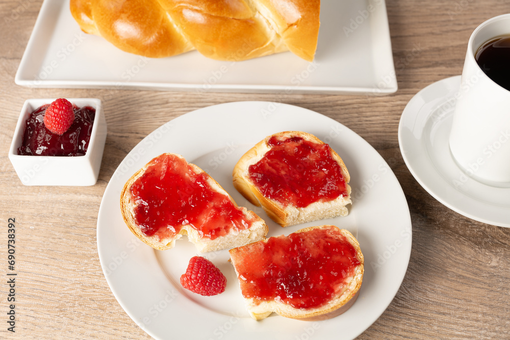 Frisches Brioche mit Himbeermarmelade Frisches Brioche mit Himbeermarmelade
