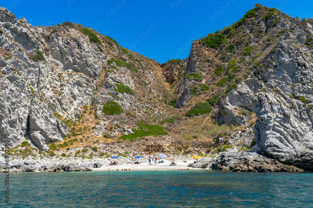Fototapeta premium La spiaggia Praia i Focu a Capo Vaticano in Calabria