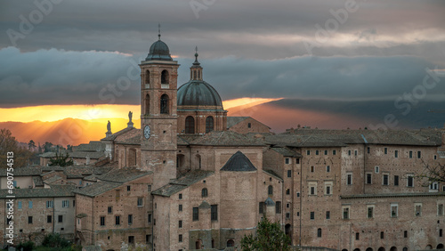 vista mozzafiato del borgo medievale di Urbino all'alba. Siamo in provincia di Pesaro e Urbimno nella regione Marche photo