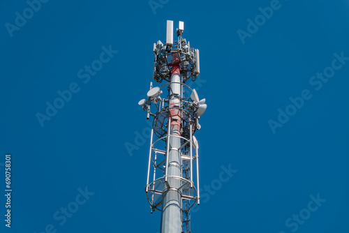 Torre de telecomunicações que fornece a cobertura e facilita a comunicação sem fio para dispositivos móveis como telefones celulares, smartphones, tablets e outros dispositivos conectados photo