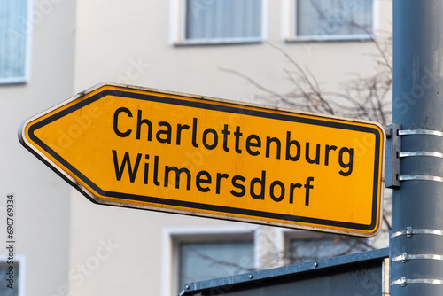 Verkehrsschild, Wegweiser mit Aufschrift "Charlottenburg Wilmersdorf"