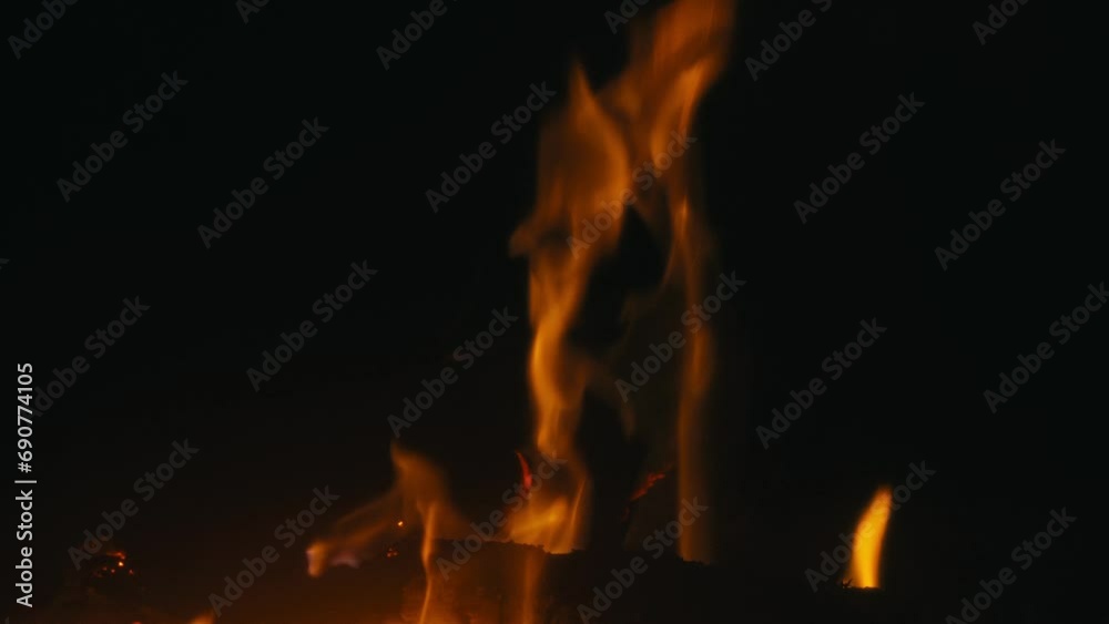 Une cheminée confortable et relaxante. Gros plan, flammes du feu. Feu de nuit, bûches sont en feu, étincelles volent. 4k, ralenti Une cheminée confortable et relaxante. Gros plan, flammes du feu. Feu de nuit, bûches sont en feu, étincelles volent. 4k, ralenti