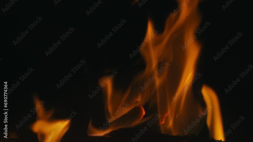 Une cheminée confortable et relaxante. Gros plan, flammes du feu. Feu de nuit, bûches sont en feu, étincelles volent. 4k, ralenti Une cheminée confortable et relaxante. Gros plan, flammes du feu. Feu de nuit, bûches sont en feu, étincelles volent. 4k, ralenti