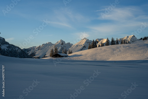 Suisse, Canton de Berne, Région Jaunpass, Depuis Hundsrügg, Près de Gastlosen, Ballade en raquettes photo