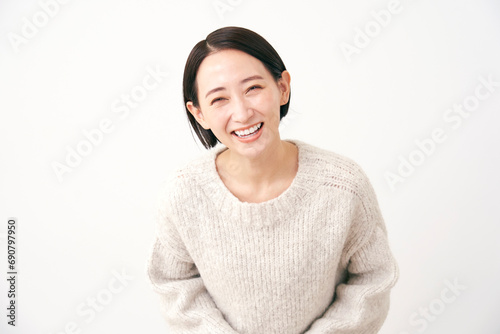 Obraz na płótnie 笑顔でお辞儀する中年女性　白背景　カメラ目線