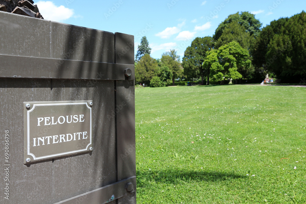 Obraz premium keep off the grass notice boeard