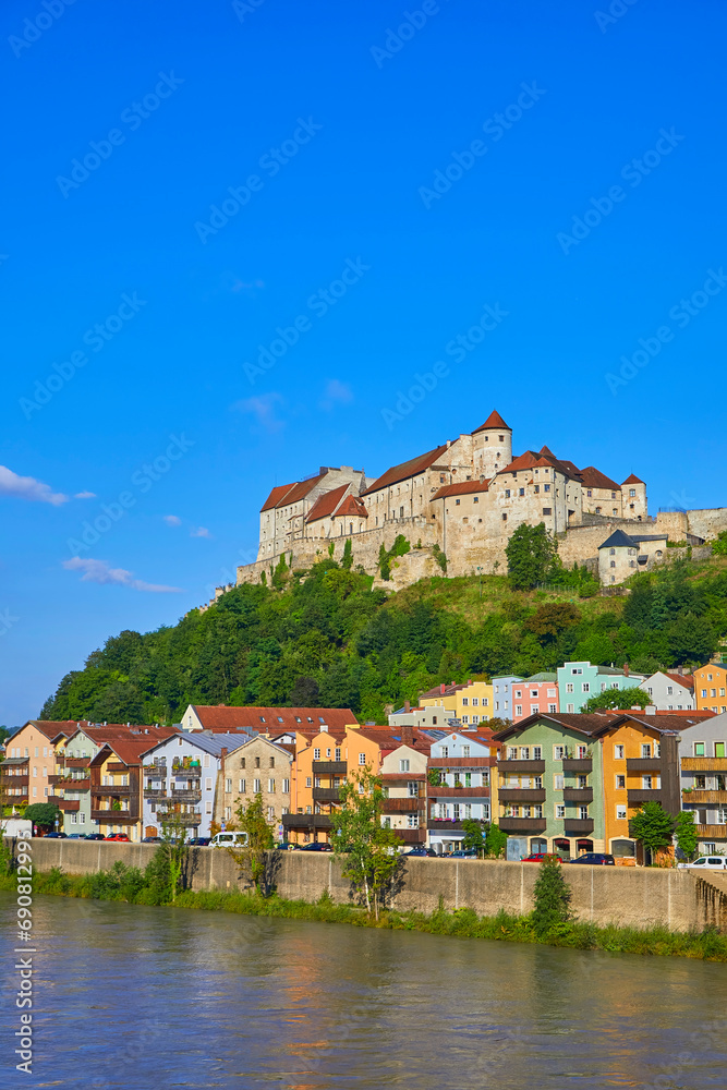 Schönes Stadtpanorama von Burghausen mit der berühmten Burg in Bayern, Deutschland.
Es ist die längste Burganlage der Welt.