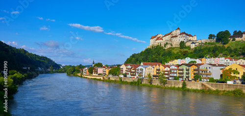 Fototapeta Naklejka Na Ścianę i Meble -  Grosses Stadtpanorama von Burghausen mit der berühmten Burg in Bayern, Deutschland.
Es ist die längste Burganlage der Welt.