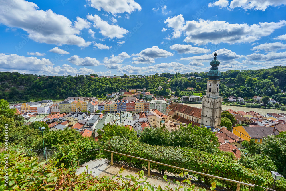 Schönes Stadtpanorama vom Burgberg aus gesehen, auf die Stadt Burghausen, in Bayern, Deutschland.