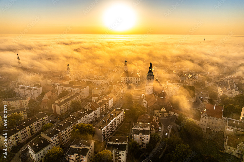 Poranek wchód słońca mgła oleśnica miasto małe dolnośląski epickie dolnyśląsk w polsce dron lot ptaka - obrazy, fototapety, plakaty 
